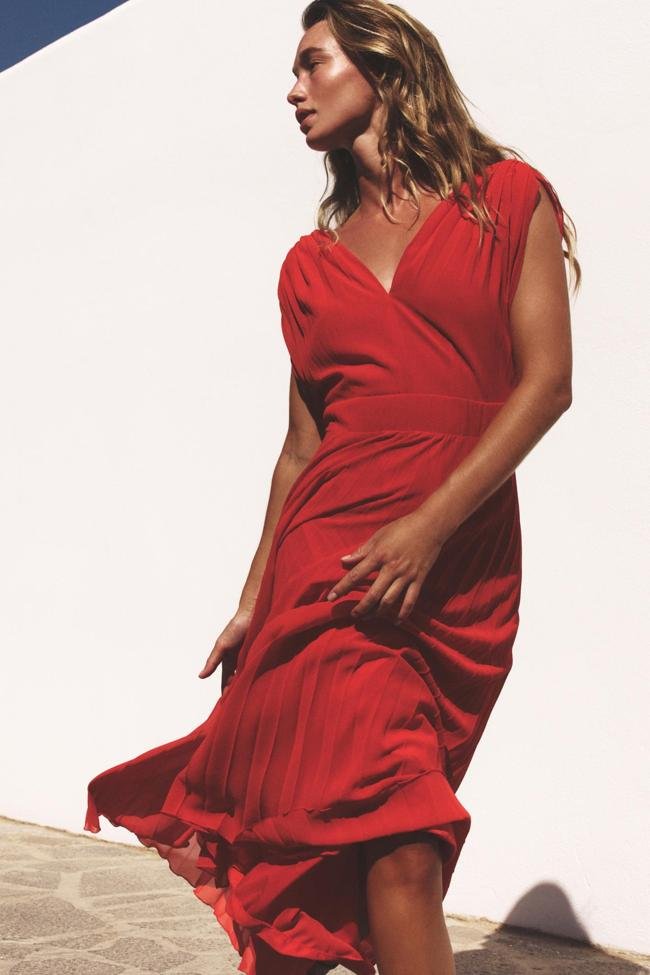 Vestido midi plisado de Zara (39,95 euros)