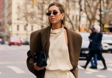 Tops con cuello drapeado, la opción favorita de las más elegantes para vestir bien en cualquier temporada