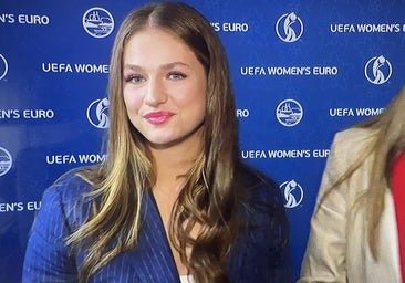 El look de la princesa Leonor para animar a España en la final de la Eurocopa: guapísima con una blazer azul de rayas
