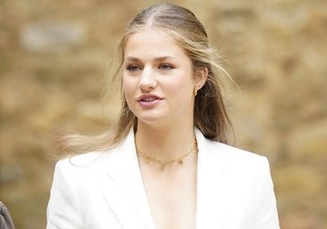 Leonor repite look para visitar Sant Martí de Vell: traje de sastrería blanco y el bolso favorito de su madre