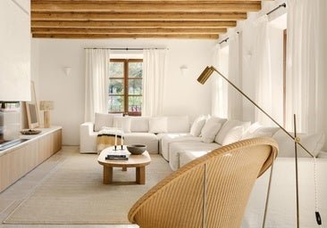 Ideas preciosas para decorar tu salón con el color tendencia del verano: parecerá más grande y será más fresquito