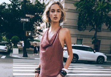 El vestido con escote halter regresa en su versión más elegante. ¡No te lo quitarás en todo el verano!