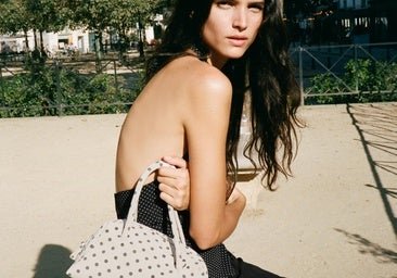 Adiós accesorios de rafia: el bolso bowling es el accesorio que hay que tener en el radar este otoño