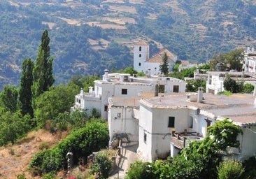 Este pueblo blanco alpujarreño es el único destino slow de Andalucía: oda a la vida tranquila, vistas a Sierra Nevada, arquitectura típica y jarapas
