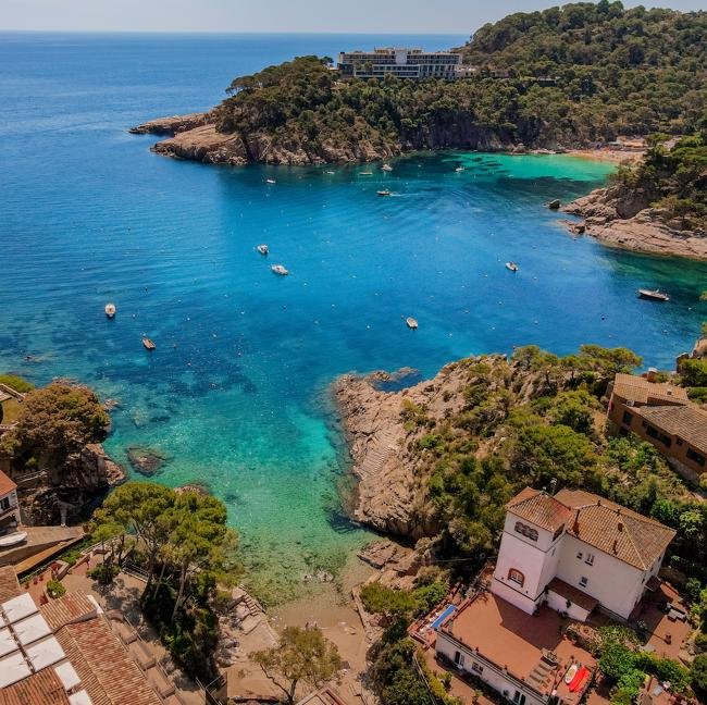 Vista de la cala en la que está emplazado el hotel Aigua Blava, en Girona.