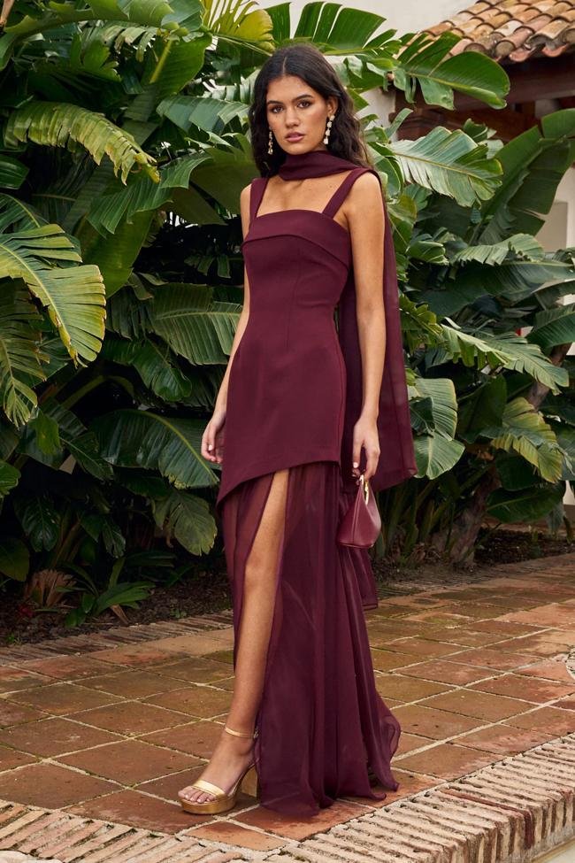 Vestido en granate de Miphai.