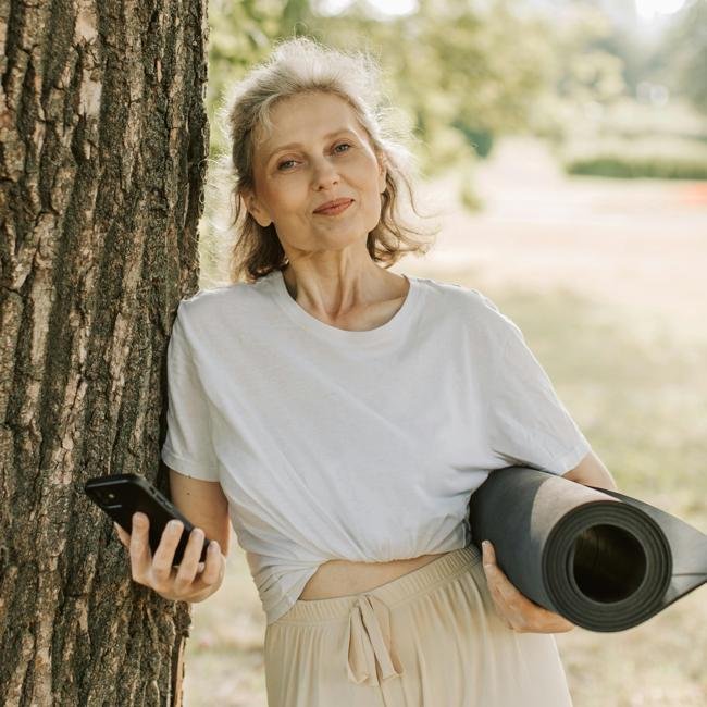 Mujer haciendo ejercicio al aire libre.
