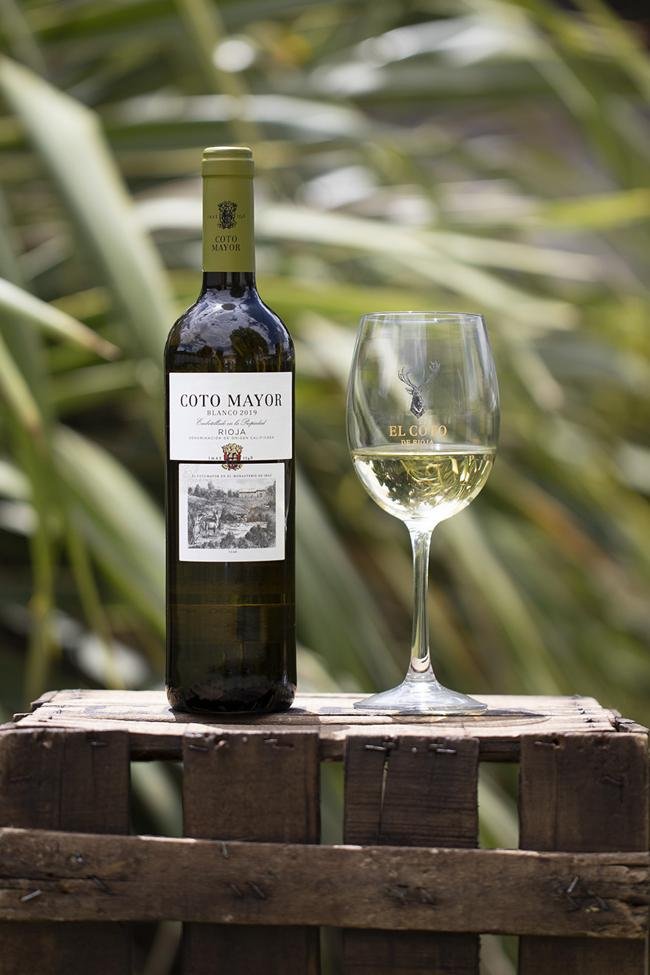 Botella de El Coto Mayor, elaborado con la variedad Sauvignon Blanc.