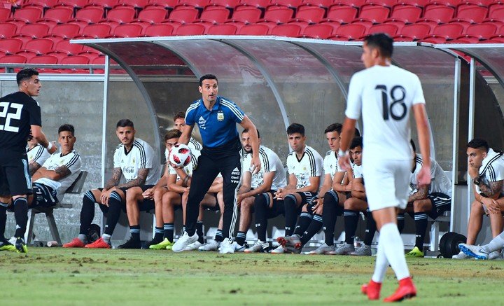 Scaloni en su debut oficial como DT de la Selección Mayor, el 7 de septimbre de 2018, en un amistoso ante Guatemala. Foto: AFP