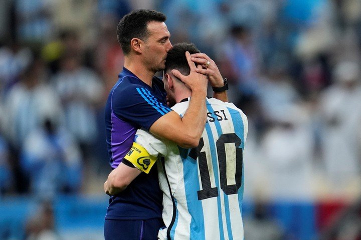 Scaloni supo sacar la mejor versión de Messi en la Selección y lo ayudó a ganar todo. Foto: AP