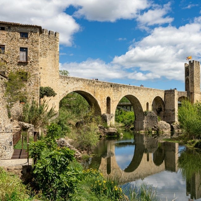 El Pont Vell de Besalú sobre el río Fluvià.