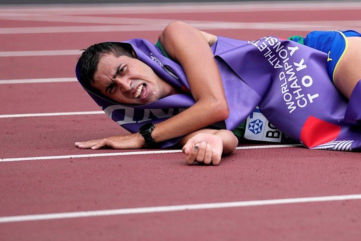 Bonfim cae al suelo tras cruzar la meta. Foto: AP
