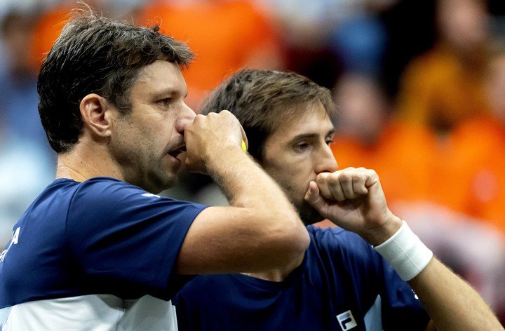 Groningen (Netherlands), 13/09/2025.- Horacio Zeballos and Andres Molteni of Argentina talk the second day of the second qualifying round for the Davis Cup Finals between the Netherlands and Argentina in Groningen, the Netherlands, 13 September 2025. (Tenis, Países Bajos; Holanda) EFE/EPA/SANDER KONING