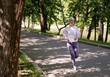 Cómo mejorar el ejercicio de 10.000 pasos al día a los 50: intervalos, cuestas y pasos laterales