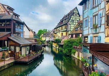 El pueblo de La Bella y la Bestia existe: una villa medieval de cuento con canales y casas de colores