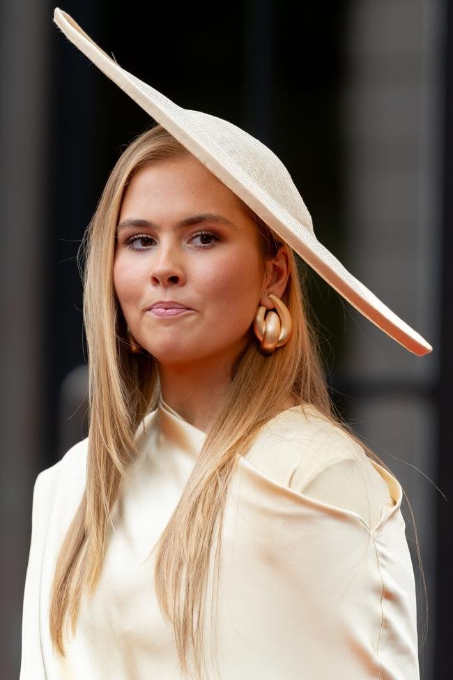 Amalia de Holanda con una espectacular pamela XXL y pendientes dorados.