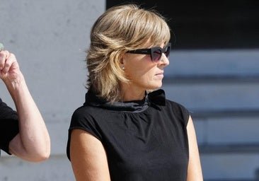 Marta Carazo vuelve a sorprender son su look: una falda con el estampado tendencia y el bolso maxi más elegante