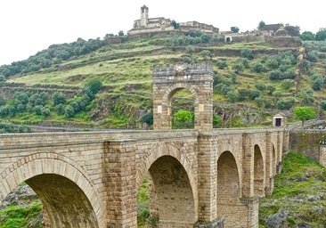El precioso pueblo de Cáceres a un paso de Portugal: el puente romano más bello del mundo, 50 dólmenes y una curiosa piscina natural