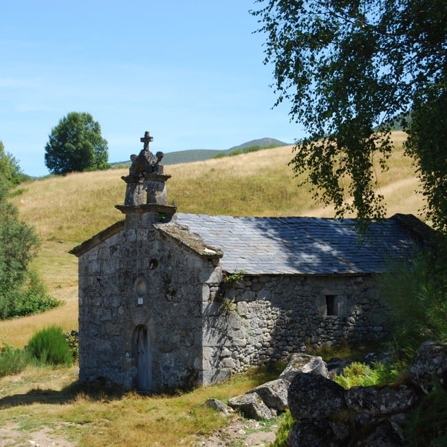 La capilla de San Lorenzo es otro de los hitos de Piornedo.