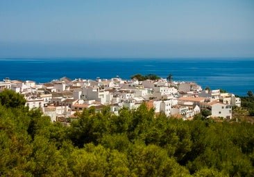 El pueblo blanco de Málaga que tiene calas preciosas, acantilados espectaculares y una gran cascada