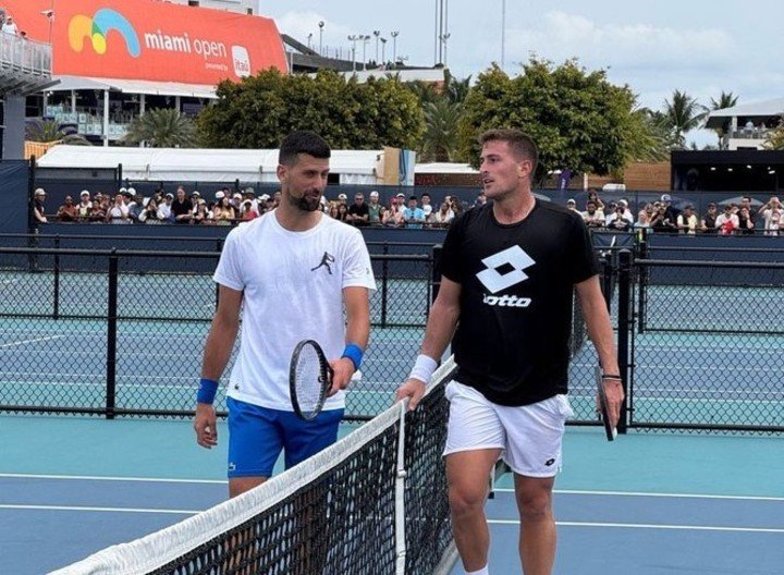 Gómez y Djokovic en un entrenamiento en Miami. "Me aconsejó que buscara mi propio camino, lo que me hiciera feliz", dijo el bonaerense. Foto @Tsobretenis