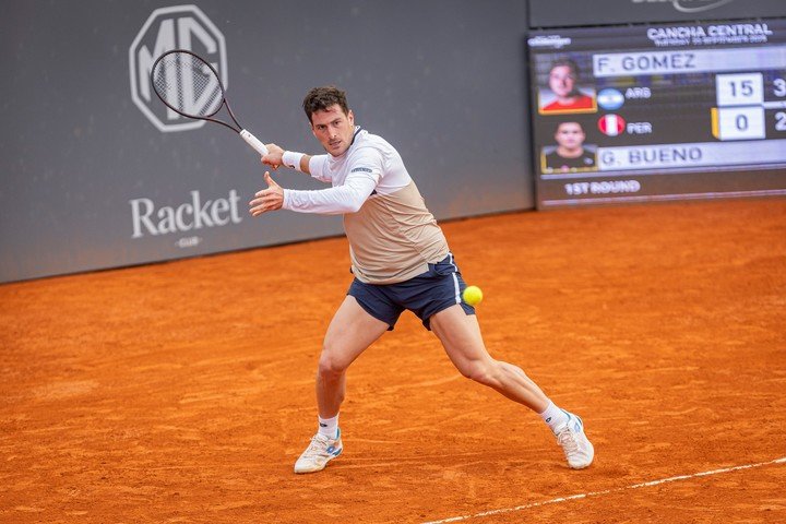 En su debut en el Racket, Gómez no pudo con el peruano Buenos. Foto Prensa Challenger de Buenos Aires