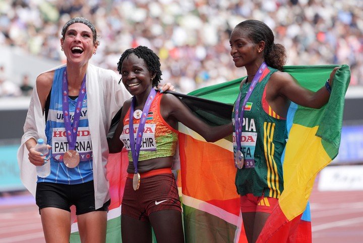 Jepchirchir (oro), Assefa (plata) y Paternain (bronce), el podio del maratón femenino de Tokio. Foto Xinhua/Li Gang