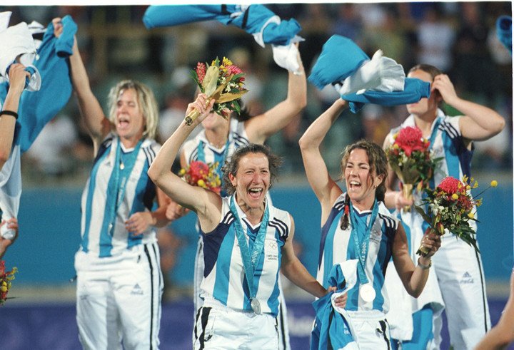Masotta junto a Aicega en pleno festejo tras recibir la medalla de plata. Foto Archivo Clarín