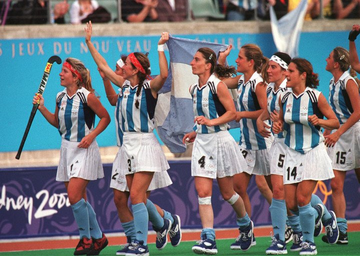 El festejo de las argentinas tras el triunfo ante Nueva Zelanda, que les aseguró un lugar en la final. Foto Archivo Clarín