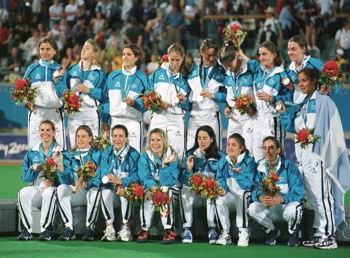Las 16 Leonas originales en el podio de Sidney con la medalla plateada.