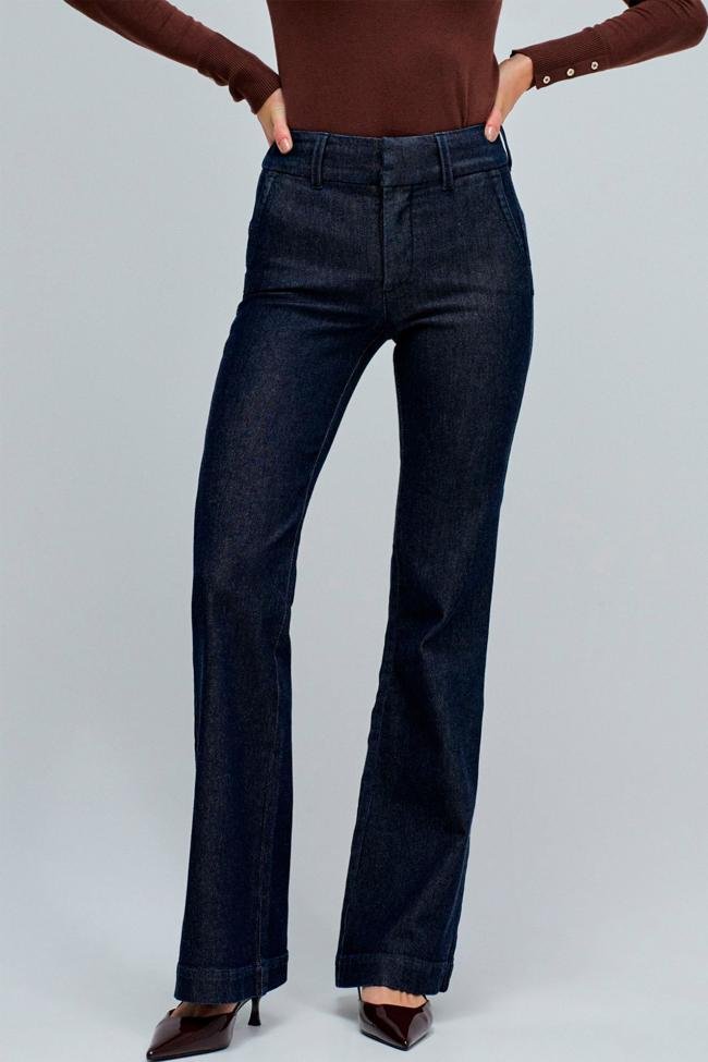 Vaqueros en azul oscuro con diseño flare de Salsa.
