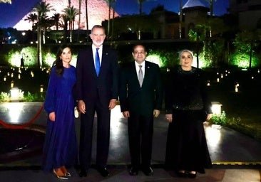 El look sorpresa de la reina Letizia en Egipto: visita nocturna las pirámides con un favorecedor vestido azul