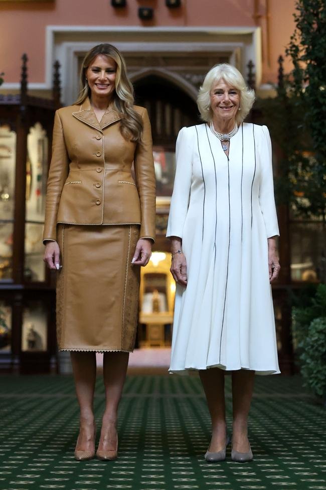 Melania Trump con un traje de Louis Vuitton.