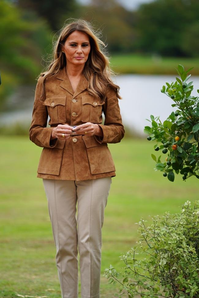 Melania Trump con una chaqueta de ante.