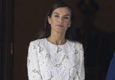 La reina Letizia se pone un vestido de novia en El Cairo: arrasa con un espectacular vestido blanco de encaje