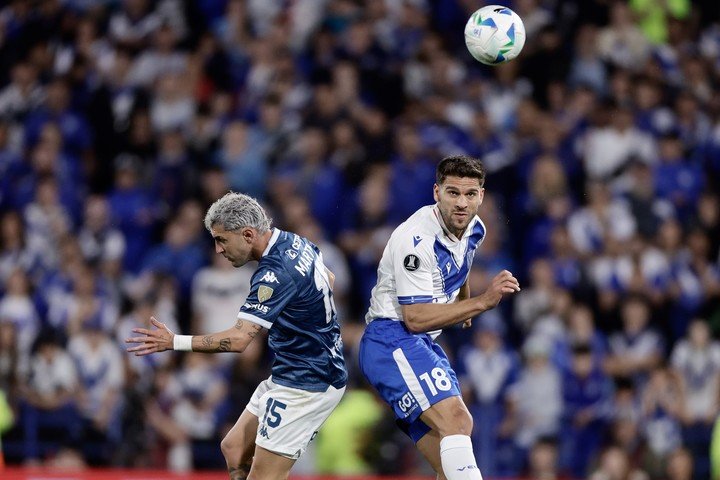 Lisandro Magallán controló a Maravilla Martínez hasta que se fue expulsado Foto: EFE