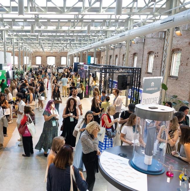 Un paseo por los stands permitía charlar, descansar, informarse y reponer fuerzas con un picoteo saludable.