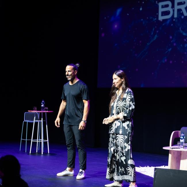 Un momento del ejercicio de respiración durante la conferencia con los cofundadores de The Breath Act.