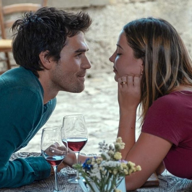 La chispa que se dispara entre ambos personajes les lleva a desarrollar una conexión que pone sus vidas patas arriba.