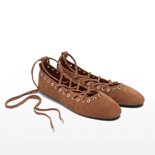 Bailarinas de piel con tiras cruzadas. (39,99 euros).