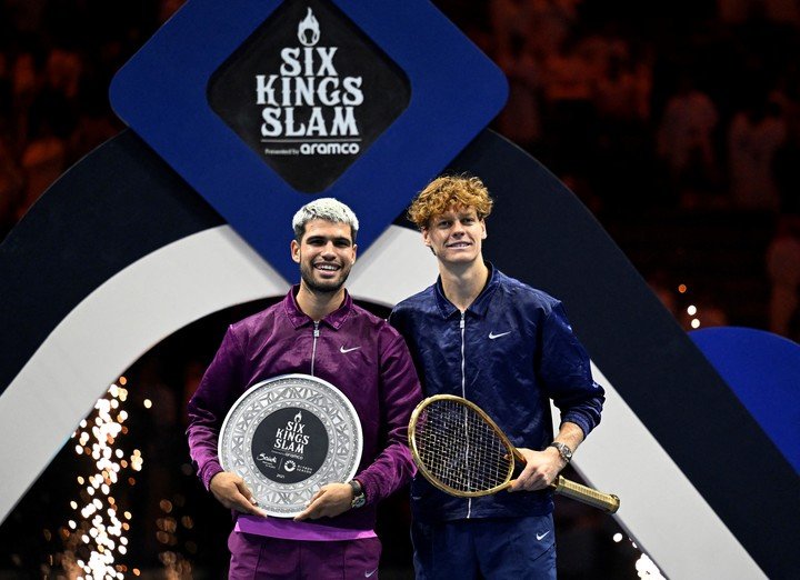 Alcaraz y Sinner tras la final del Six Kings Slam de 2025, que ganó el italiano para llevarse 6 millones de dólares. Foto REUTERS/Stringer