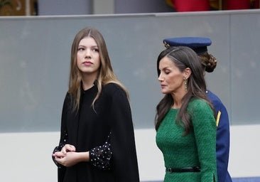 La infanta Sofía, con abrigo capa y sus inseparables bailarinas made in Spain en el Día de la Hispanidad