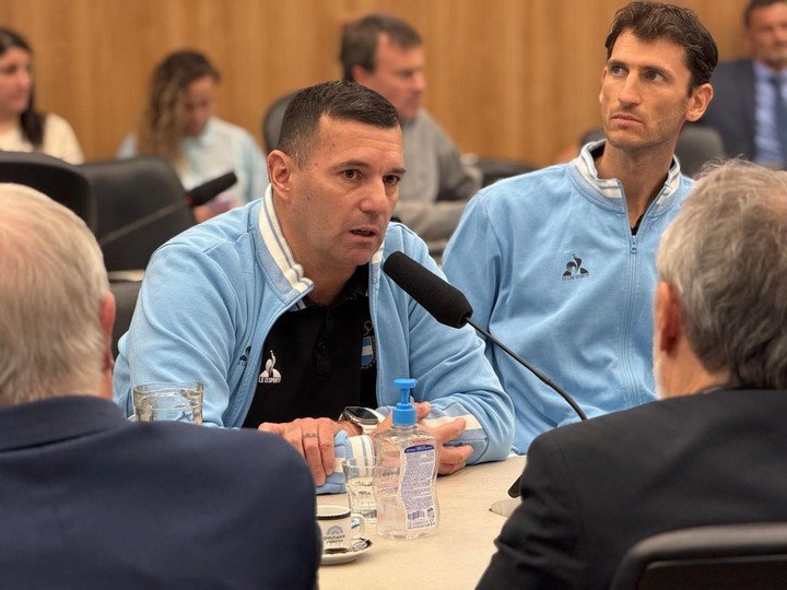 El ex ciclista Walter Pérez y el ex garrochista Germán Chiaraviglio en la reunión en Diputados. Foto Prensa COA
