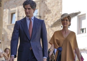 Sofía Palazuelo, guapísima en la boda de su hermano Fernando con maxi pamela y vestido cruzado