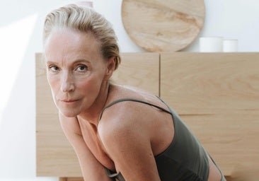 Postura de la muñeca de trapo, la asana de yoga que revitaliza a los 50 y activa el cerebro desde por la mañana