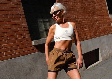 Equilibrio a una sola pierna, el ejercicio más fácil y básico para trabajar la estabilidad a los 50