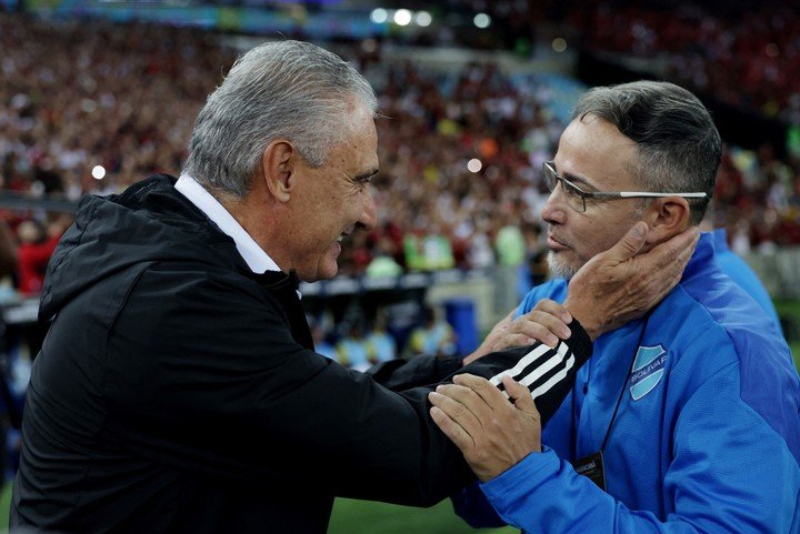 Robatto es saludado por Tité, que dirigía Flamengo cuando se enfrentaron en 2024. Foto: REUTERS/Ricardo Moraes