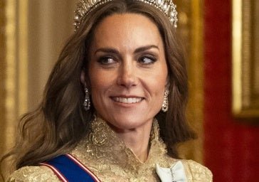 Una espectacular Kate Middleton eclipsa a Melania Trump en la cena de gala: tiara de Diana de Gales y vestido dorado con encaje