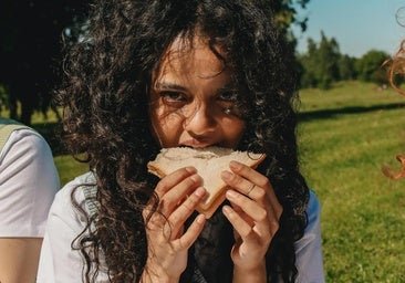 El pan ligero, rico en proteínas y fácil de hacer que te solucionará la cena en solo 5 minutos