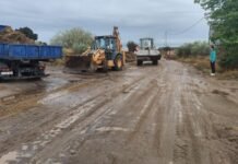 La crecida de un arroyo en Dos Torres inunda la carretera de acceso al polígono industrial